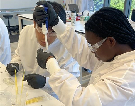 Fatuma, a Vertex Science Leaders Scholarship Recipient, working in the lab